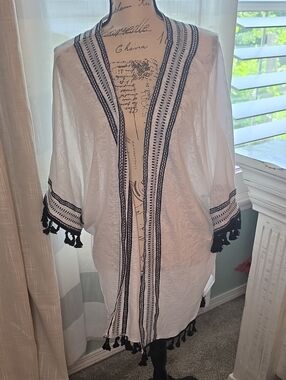 Forever 21 Plus White and Black Embroidered Open Kimono